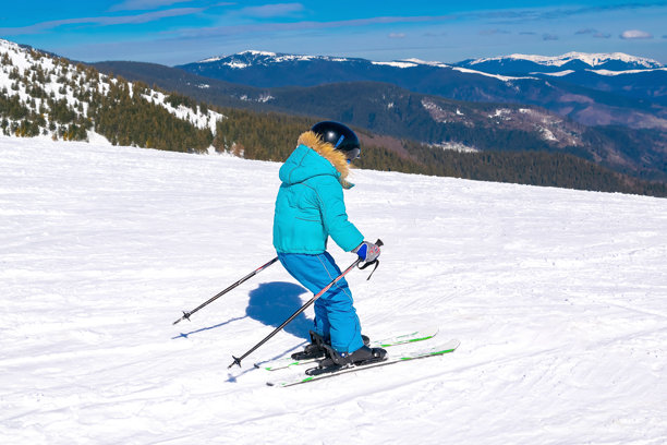 小男孩在山区高山冬季度假胜地学习滑雪，享受极限运动的乐趣，家庭奢华度假图片下载