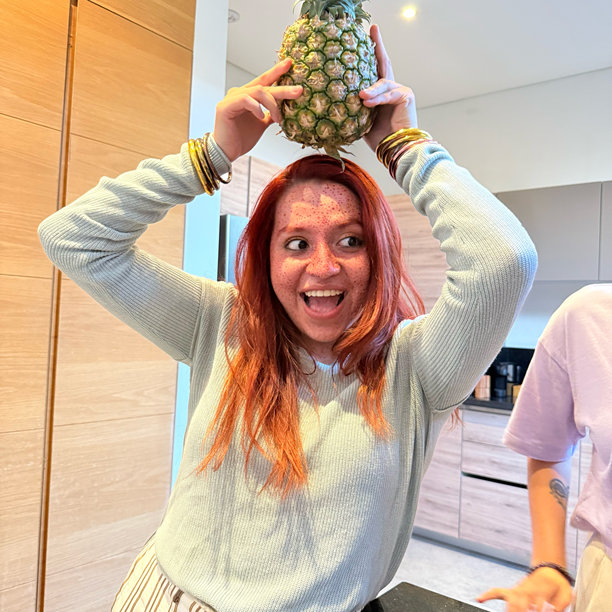 用智能手机拍摄的室友们在厨房玩耍的照片图片下载