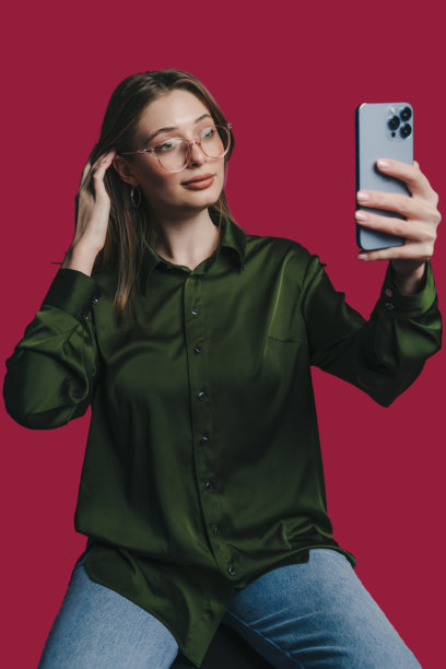 自信的女孩拍摄时尚照片，雄心勃勃的年轻女士摆出造型，搭配时尚配饰图片下载