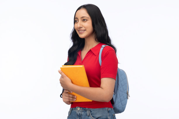 身穿现代服装、携带书包的漂亮年轻女学生，在白色背景下拍摄的素材照片图片下载