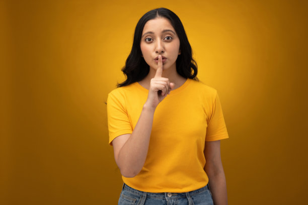 身穿条纹T恤的年轻女子照片，背景为黄色图片下载