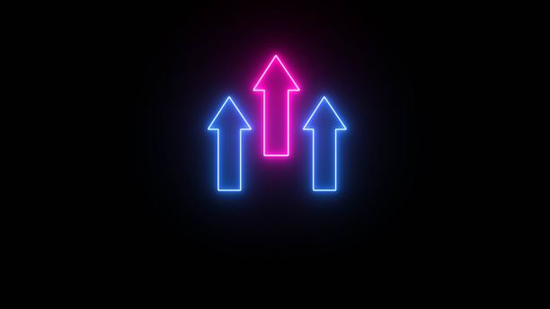黑色背景上的霓虹箭头向上图标。彩色霓虹灯的色彩提升箭头插画。发光的霓虹线条箭头向上图标插画。图片下载