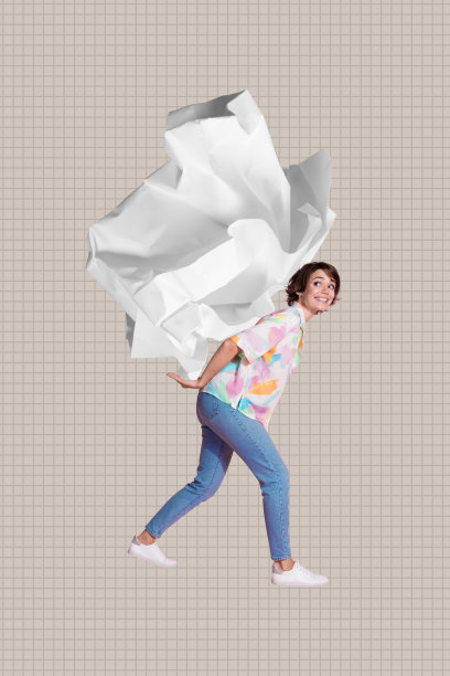 杂志波普风格图片横幅，快乐的女商人在 3D 照片拼贴中，手持皱巴巴的纸，象征着困难、目标、成就和障碍图片下载