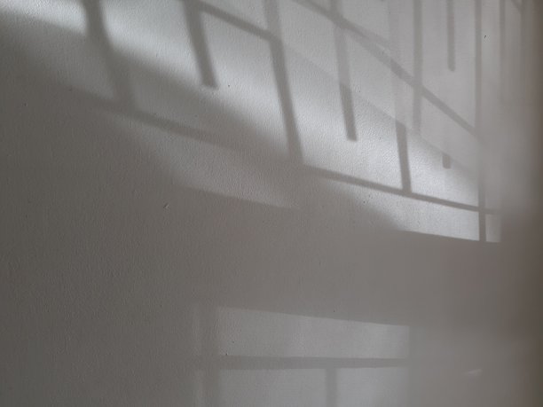 白色混凝土墙上的灰色光影照片图片下载