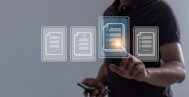 年轻男子手持智能手机，触摸屏幕签署在线商业合同，电子签名，合同签署，数字文件，未来智能合约图片下载