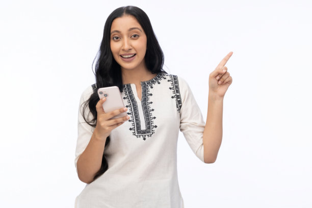 身穿白色库尔塔服饰的年轻女子正在使用手机，背景为白色，摄影素材图片素材照片素材图片素材图片素材照片素材图片素材照片素材照片素材照片素材图片素材照片素材图片素材图片素材图片素材照片素材图片素材图片素材图片素材照片素材照片素材图片素材照片图片下载