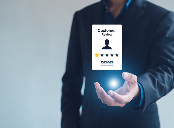 不高兴的商人客户在虚拟屏幕上露出悲伤表情，差评，客户体验不满的概念。图片下载