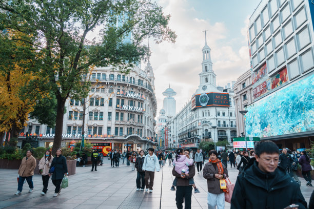 2024年12月8日，中国上海，南京路（Nanjinglu）购物区，人群熙攘，这里是上海的著名商业街区，也是热门旅游景点。图片下载