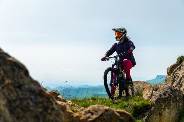 骑自行车的人。山地车手在穿越夏季山区景观后站立。户外运动。图片下载