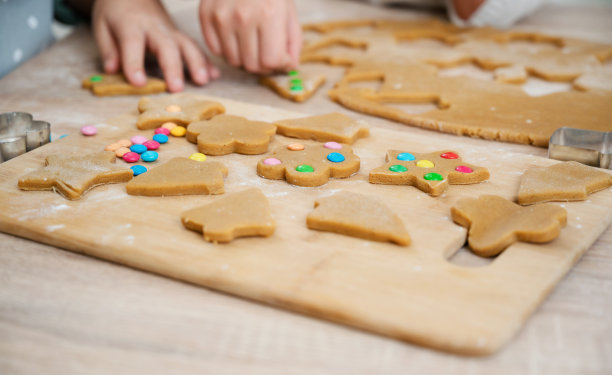 孩子用模具从面团中切割饼干图片下载