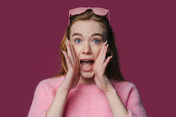 充满活力的影棚照片，捕捉到工作室里充满惊喜和青春活力的即兴肖像图片下载