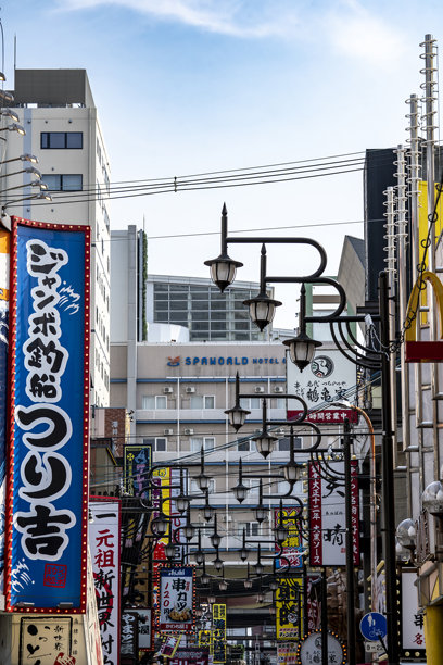 日本大阪传统商业街的垂直视角图片下载