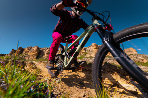 山地自行车骑行者，独自骑行，健康生活方式。活跃的运动健将正在山区进行体育运动。图片下载