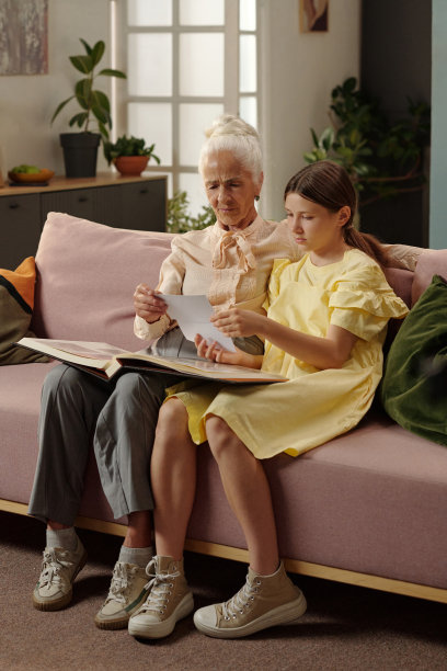 年长的白人女性和十几岁的女孩一起看照片图片下载
