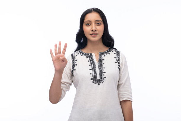 身穿白色库尔塔服饰的年轻女子肖像，白色背景下的库存照片图片下载