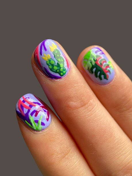 柔和灯光背景下优雅的手绘极简美甲，现代美妆与女性时尚概念图片下载