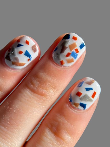 优雅手绘简约美甲，背景柔和，现代美妆与女性时尚理念图片下载