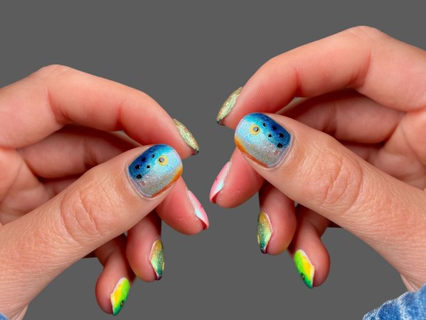 柔和灯光背景下优雅的手绘极简美甲，现代美妆与女性时尚理念图片下载