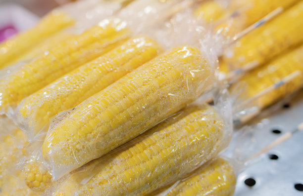 新鲜玉米素材。黄色玉米特写。泰式街头小吃。许多美味的煮玉米。图片下载