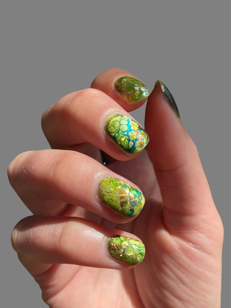 优雅的手绘极简美甲，背景为柔和的灯光，现代美容和女性时尚概念图片下载