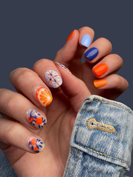 柔和灯光背景下的优雅手绘简约美甲，现代美容与女性时尚理念图片下载