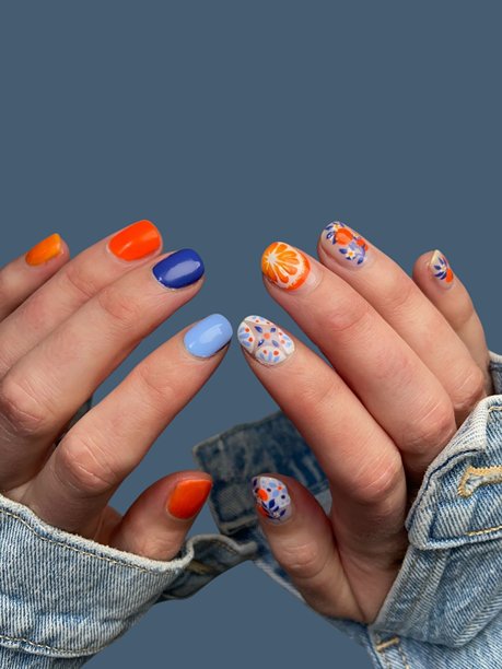 柔和灯光背景下优雅的手绘极简美甲，现代美妆与女性时尚概念图片下载