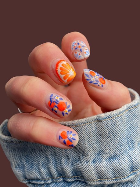 柔光背景下优雅的手绘极简美甲，现代美妆与女性时尚概念图片下载