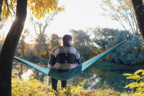独自旅行者在大自然中享受宁静的吊床时光——素材图片图片下载