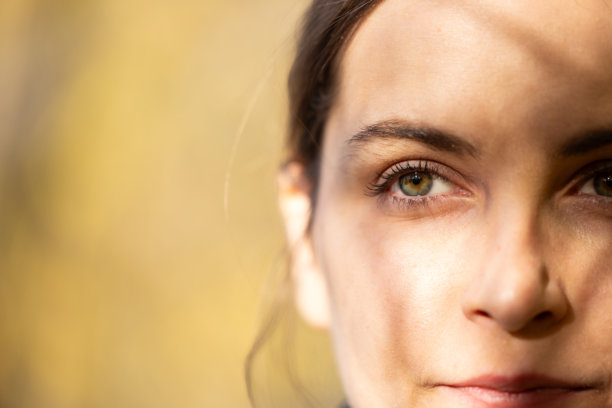 阳光下户外女性肖像特写照片图片下载