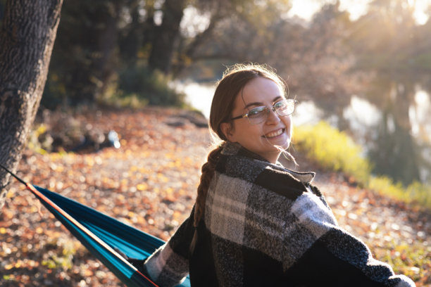 宁静的早晨，秋日阳光下的吊床，享受独处时光 – 库存照片图片下载