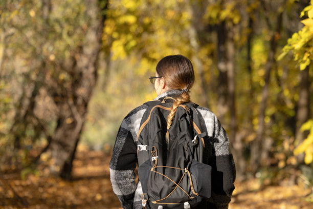 秋季森林徒步的女性背影素材图片下载