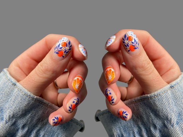 柔和灯光背景下优雅的手绘极简美甲，现代美容与女性时尚理念图片下载