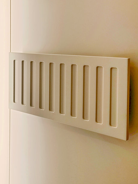 墙上的装饰性散热器面板。现代室内设计。特写，竖直照片。图片下载