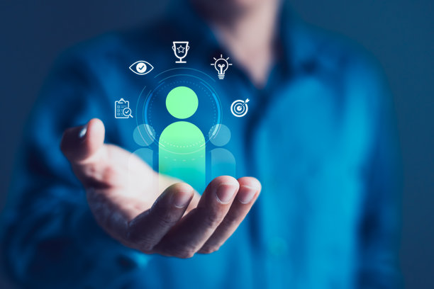 数字招聘与候选人筛选概念，商务人士手持智能手机和虚拟屏幕，突出显示已批准的招聘人员图标图片下载