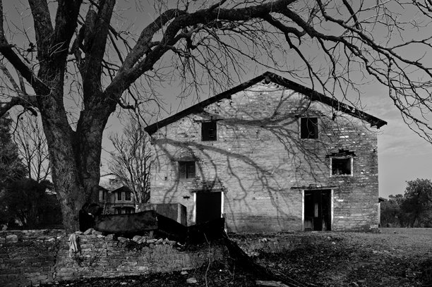 喜马拉雅村庄里废弃建筑的黑白照片图片下载