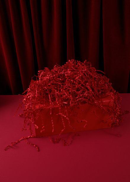 新年和圣诞节主题图片，贺卡模型，带有红色蝴蝶结的礼品盒，背景为红色天鹅绒窗帘，礼品包装图片下载