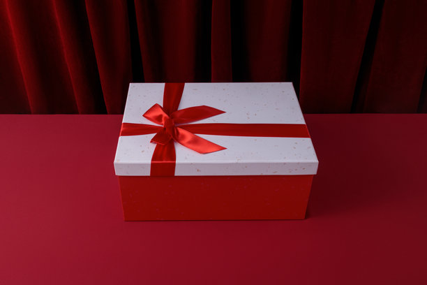 新年和圣诞节主题图片，明信片模型，红色背景上的红色丝绒窗帘，带有红色蝴蝶结的礼品盒，礼品包装图片下载