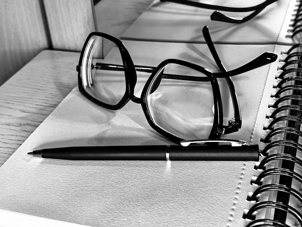 眼镜、笔记本、黑白照片、眼镜美学、精美笔记本、商务、商务照片、桌面、记笔记、近视、远视、矫正视力眼镜、笔记本图片下载