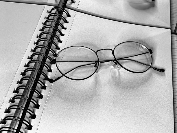 眼镜、笔记本、黑白照片、眼镜美学、精美照片笔记本、商务、商务照片、桌面、记笔记、近视、远视、眼镜、笔记本、笔图片下载