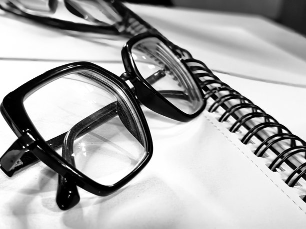 眼镜、笔记本、黑白照片、眼镜美学、精美笔记本、商业、商业照片、桌面、记笔记、近视、远视、眼镜、笔记本、钢笔图片下载
