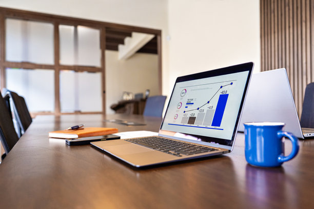 现代办公室会议室里，屏幕上显示着商业分析的笔记本电脑。图片下载