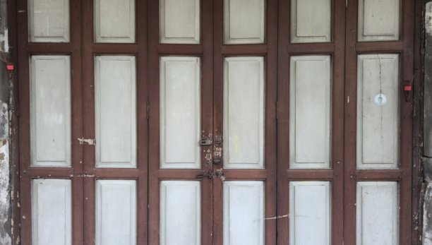 白色和棕色的木质折叠门。亚洲风格框架的传统古董木质折叠门，复古风格带锁的木质折叠门。图片下载