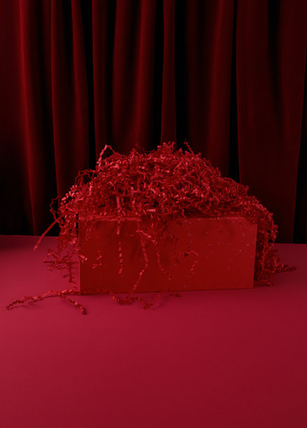 新年和圣诞主题图片，明信片模型，红色背景上带有红色蝴蝶结的礼品盒，红色天鹅绒窗帘，礼品包装图片下载