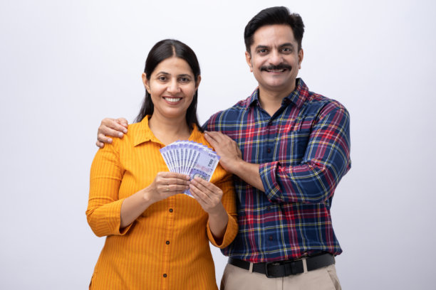 身穿休闲服装的印度夫妇肖像，白色背景，素材图片图片下载