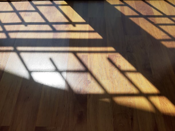 镶木地板上的光影照片。图片下载