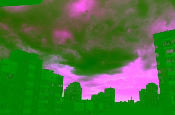 坚硬的雨云遮蔽了城市街区的阳光。城市雨天素材图片下载