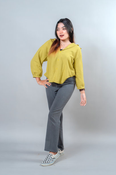 一位充满魅力的年轻亚洲女性自信地摆出姿势，脸上带着柔和的微笑和富有表现力的眼神。她的面部表情自然而迷人，非常适合生活方式、品牌推广或广告视觉效果。图片下载