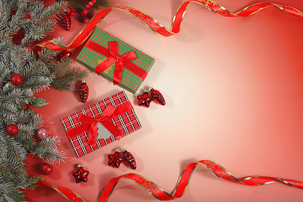 新年促销与购物概念，节日礼盒，搭配圣诞装饰和杉树枝的节日晚宴，黑色星期五，商店广告横幅和屏幕模板图片下载