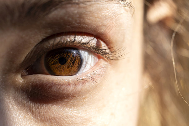 女孩棕色眼睛的微距照片图片下载