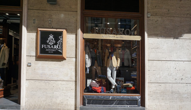 Fusaro Antonio 品牌标志和标识，位于意大利奢侈时尚风格店铺的墙面入口处图片下载